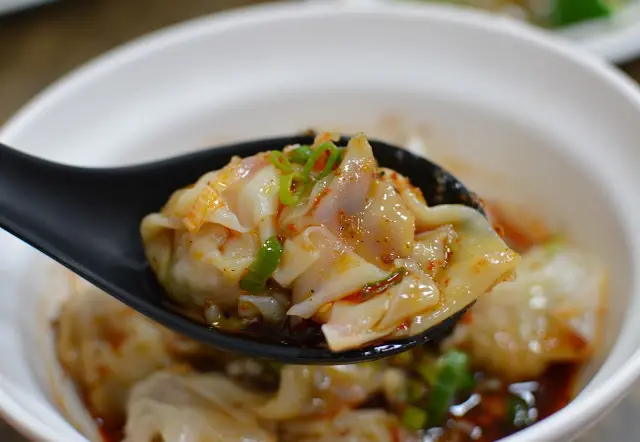 [食記] 三民煮藝。牛肉麵、紅油抄手、攪和攪和。一吃上癮! (新店三民路美食)