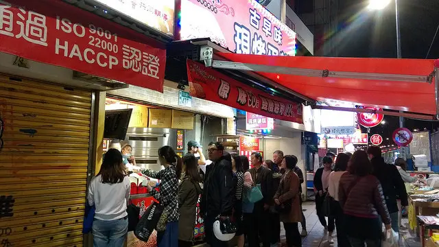 【緣味古早味現烤蛋糕．板橋店】超夯排隊古早味現烤蛋糕，口感細緻非常Q彈，直覺有吃過就好～