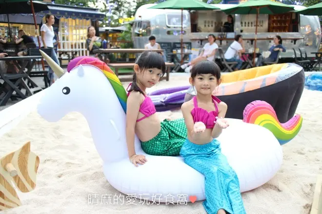 台北信義區│親子同遊-貨櫃市集期間限定【城市沙灘主題造景】玩沙不用跑海邊~免費溜小孩的好去處!