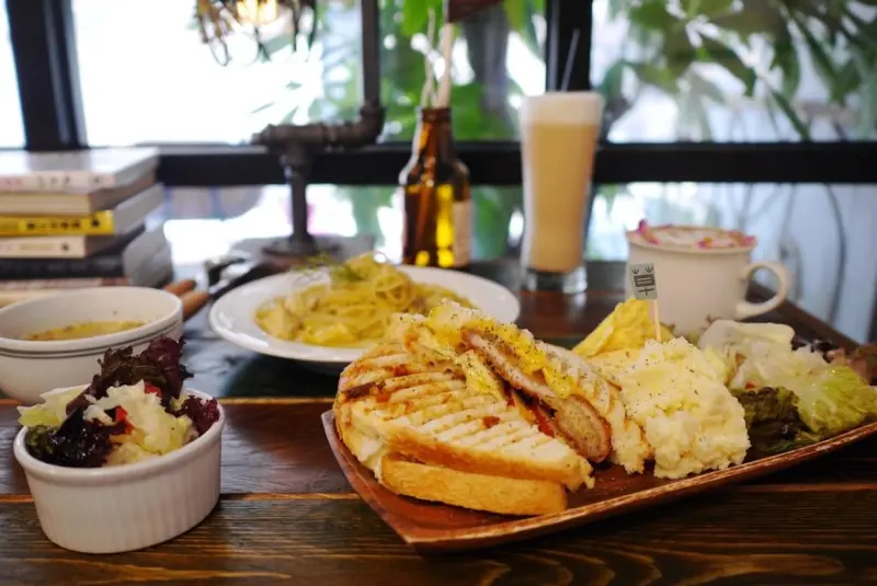 【台北】大安 草泥Cafe 梅醬蘋果豬排帕尼尼‧結合台灣在地小農的用心料理‧明亮設計的文青咖啡廳♥♥♥