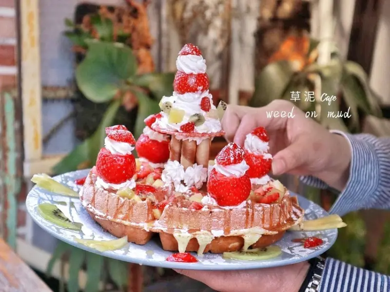 【台北大安】草泥Cafe，隨意自在的藝文空間偷嚐一口冬季限定踏雪尋莓 /六張梨 /草莓季