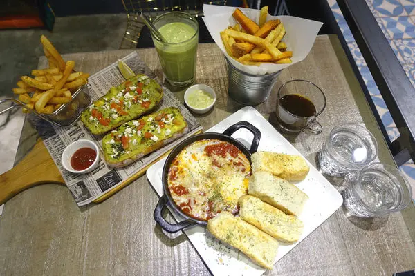 URBN underground‧信義區裡讓人驚豔的蔬食餐酒館，新鮮酪梨三明治和濃郁以色列番茄蛋很威!!!