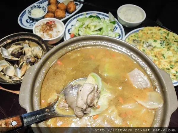 新竹熱炒小館888快炒 平日晚餐消夜 假日午晚餐 適合家人朋友聚餐聚會的好地方 主廚推薦麻油雞鍋 新鮮魚料理 飯麵小炒 酒水飲料(附菜單)...