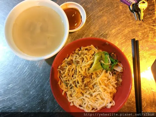 崇德市場旁無名麵店 - 彈Q濕潤的好吃意麵伴著淡淡飄香的軟嫩粉腸湯 