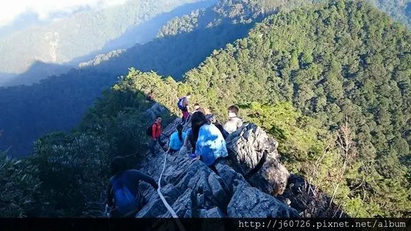 【台中/旅遊】鳶嘴山挑戰自我＆雲的故鄉景觀餐廳(含菜單)。台中中級山爬山/攀岩/踏青/兩天一夜的好去處(圖爆多)
