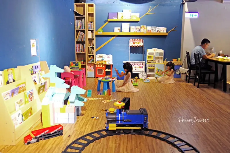 [台北。親子餐廳] 淘憩時光～孩子自在玩、爸媽安心用餐的溫馨親子餐廳，適合親子包場聚會、慶生、抓周，也舉辦多種親子課程｜台北室內景點｜雨天景點｜近捷運南京松江站