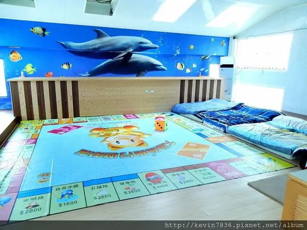屏東.東港鎮<海豚城堡>超可愛又夢幻的房間,來去住一晚囉!民宿附近還有大鵬灣橋的夜景與枋山郵局等等景點可玩喔!真是太棒了!!