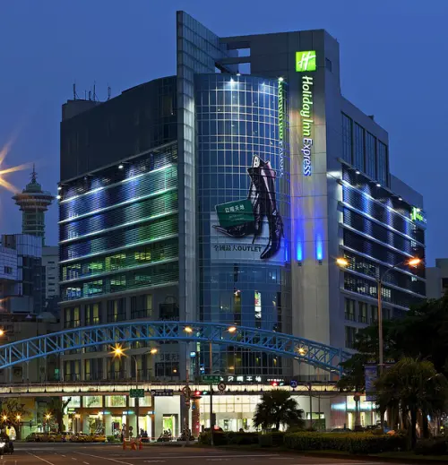 『台中。中區』 臺中公園智選假日飯店 Holiday Inn Express /智選女孩 手作尋旅/女孩限定住宿專案，一泊一食搭配蛋糕DIY體驗，並加贈一中豪大雞排兌換劵。