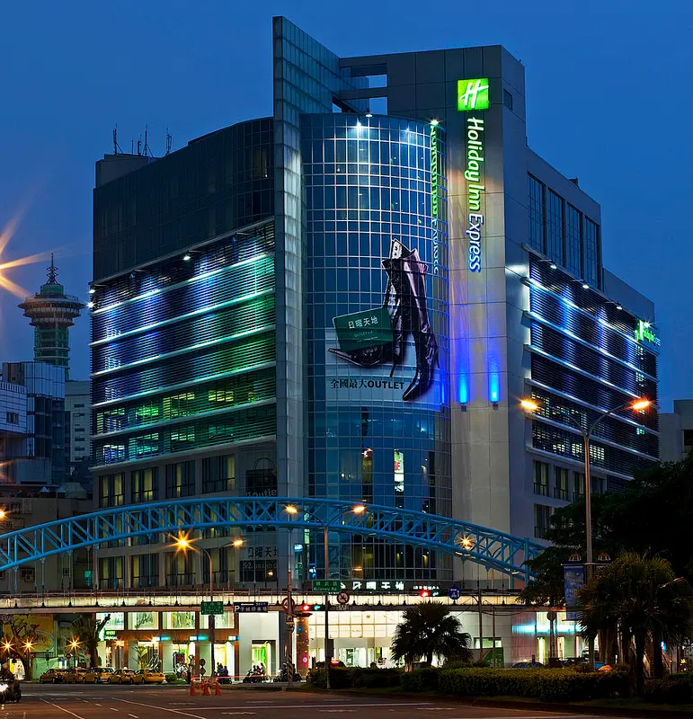 『台中。中區』 臺中公園智選假日飯店 Holiday Inn Express /智選女孩 手作尋旅/女孩限定住宿專案，一泊一食搭配蛋糕DIY體驗，並加贈一中豪大雞排兌換劵。/免費無線上網服務與