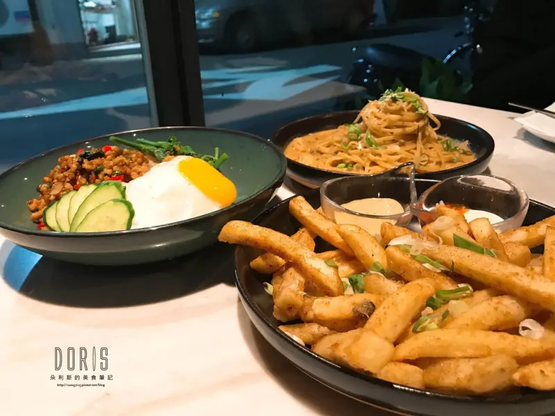 ♚食記♚台北大安 打拋肉飯 紅咖哩麵 蒜漬酥炸豬五花 椒麻雞 香茅辣醬海鮮沙拉 咖哩歐姆蛋 早午餐 啤酒 白酒 紅酒 文青風格 泰式料理 咖啡廳 捷運六張犁站-Santal 29