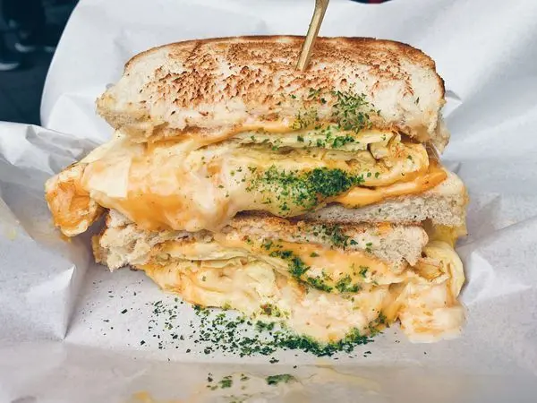 【台北x西門】金花碳烤土司，起司瀑布芋泥瀑布浮誇流出超爆漿！！