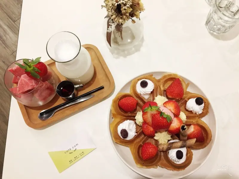 噠慷咖啡館cafe.com| 台南北區早午餐咖啡廳推薦，韓國夢幻的油畫吐司和草莓季Ｑ軟鬆餅，文青聚會的好所在！