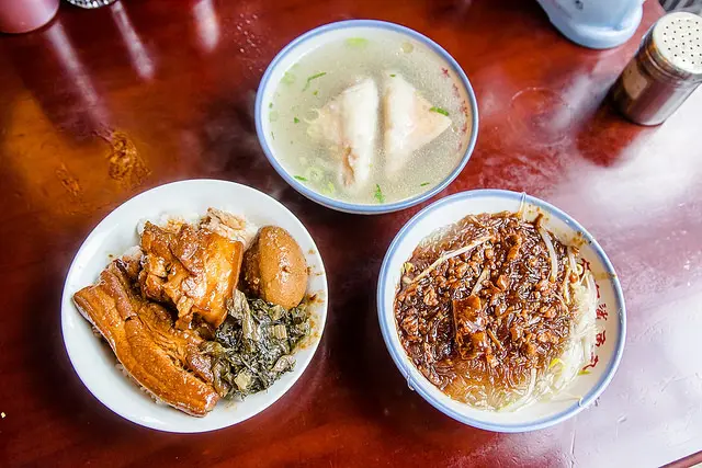 【基隆美食】七十年大白鯊魚丸.基隆名物豆干包.花雕焢肉飯.肉醬拌冬粉