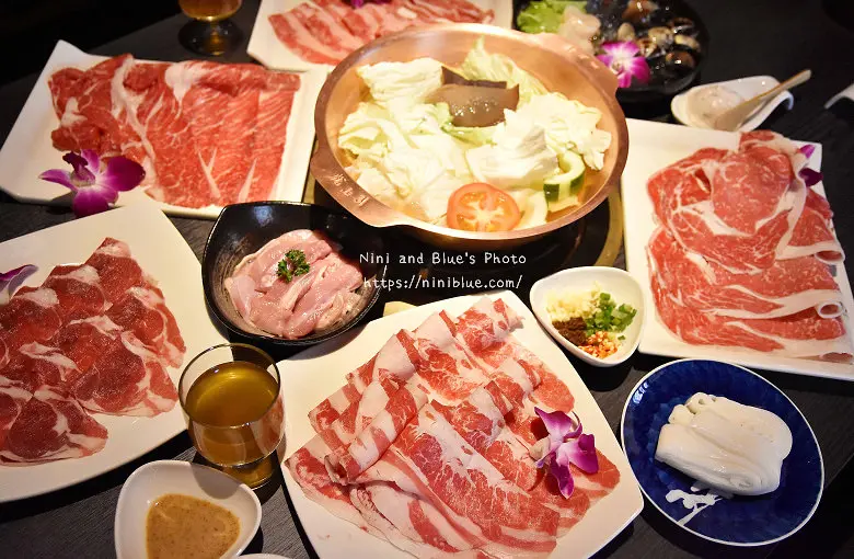 【台中火鍋推薦】悅上引海鮮和牛鍋物料理 隱藏版菜單限量供應。台中朝馬林酒店正對面高級食材頂級鍋物，愛沐鍋物旗艦店。推出平價商業午餐190起