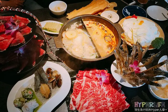 台中七期林酒店對面超正點的健康火鍋料理◤悅上引鍋物料理◢，肉品買一送一份量加倍吃的好爽！不止提供個人鍋，新菜單還有泰式酸辣和蔬果湯底好滋味，許多日本進口食材和肉品深受饕客喜愛；吃飽還可去附近秋紅谷公園