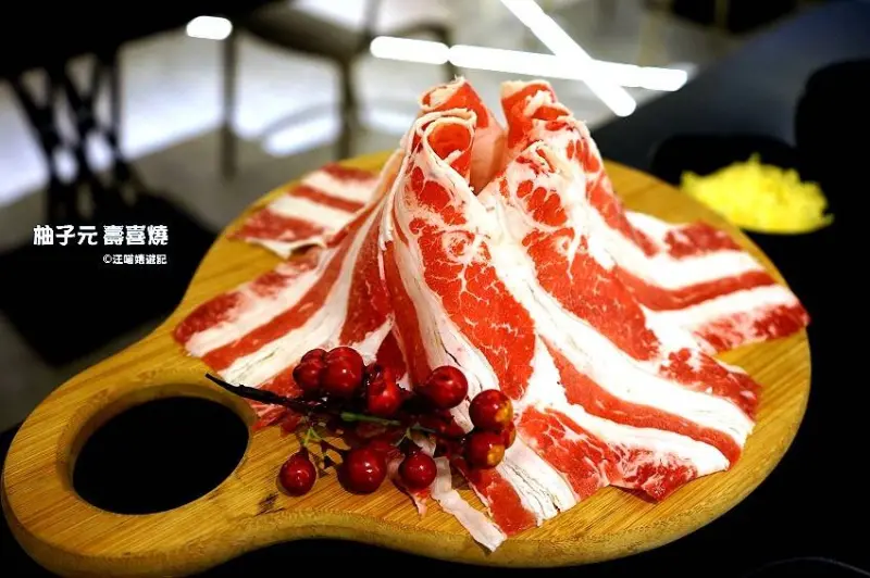 中壢美食 ❤ 柚子元壽喜燒 ❤ 壽喜燒也能有多種新吃法!! 大口吃肉94爽快吶～～中壢壽喜燒 / 壽喜燒吃到飽 / 火鍋吃到飽 / 中壢吃到飽 / 中壢火車站周邊美食 / 鴛鴦鍋