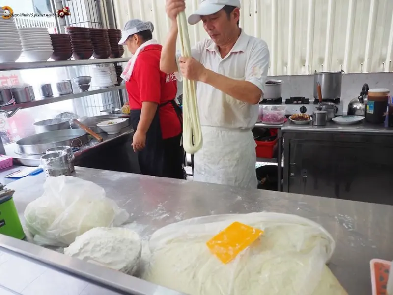 正宗蘭州純手工拉麵 超好吃的手工麵條 現桿現拉口感讚 台南麵食推薦/榮譽街美食 