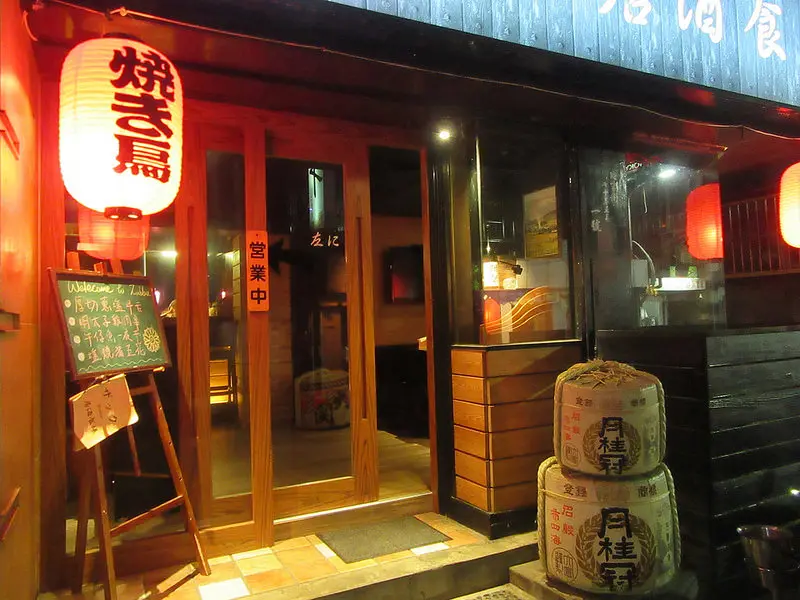【台北東區平價居酒屋】ザック Zakku 居酒食場~~下班後喝一杯、朋友聚餐小酌的好所在，你一定要試過的牛小排佐花蓮剝皮辣椒