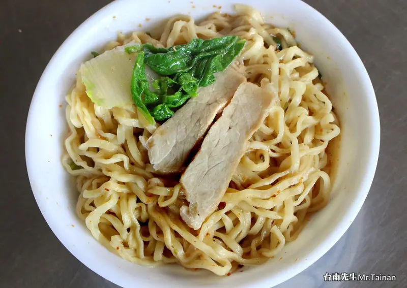 台南汕頭意麵／60多年老店／獨家特調豬油沙茶醬／綜合湯必點CP值超高／滷味種類多每日限量／在地老饕私藏口袋名單／老顧客一吃20年／在地人從小吃到大