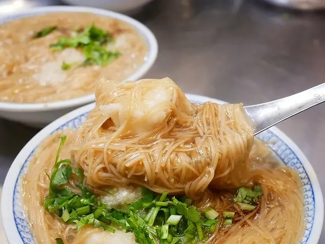 基隆人最愛小吃之一，麵線超大碗加上大腸羹超好吃! 老字號還有在地人專屬吃法-三沙灣麵線羹