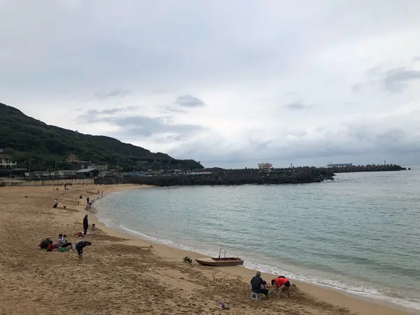 圓圓家出去玩-《基隆景點》每到夏天就要去海邊，外木山大武崙情人海灘，圓圓媽心目中最美的沙灘～