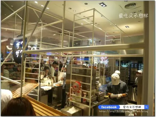 愛評體驗團【台北市/美食】日本超高人氣來台~棒式泡芙好吃不沾手！濃郁內餡融化你口不融你手~ZAKUZAKU 棒棒泡芙