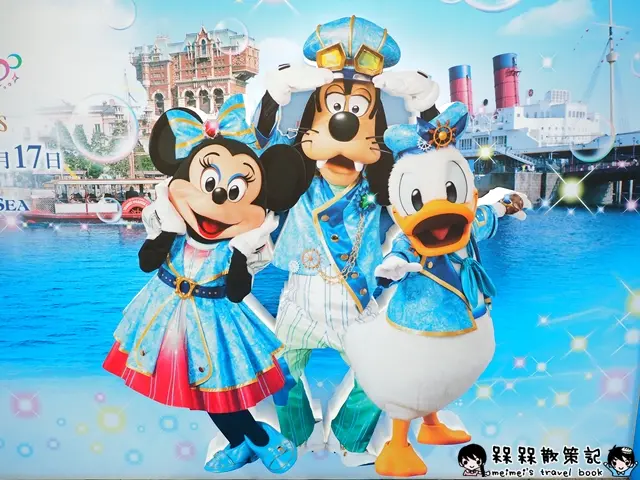 台北車站可愛聖誕節景點小旅行～迪士尼海洋15週年慶立牌、台北車站室內最高聖誕樹、小丸子爆米花店、小小兵商店、熊大聖誕裝飾