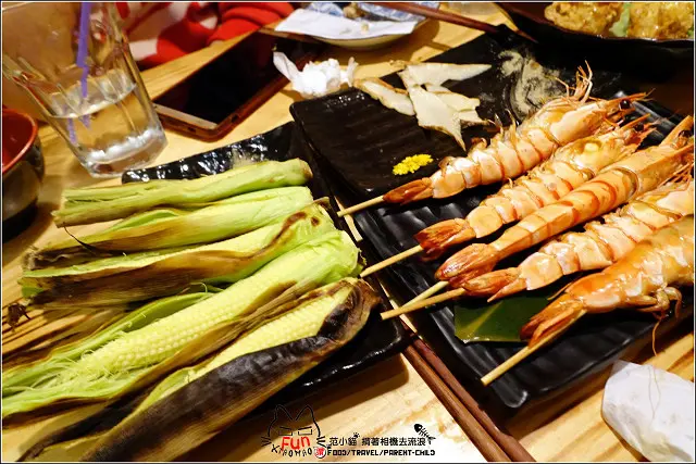 【新竹】深夜食堂，新竹居酒屋宵夜檔，營業到凌晨，新竹車站美食又一發，有串燒、烤物，濃濃的日式風情很有氣氛，三五好友下班小酌放鬆談天說地好去處