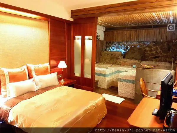 谷關 <四季溫泉會館>秋冬泡湯好季節,來這泡湯還可以爬山散步真是放假最享受的事囉!