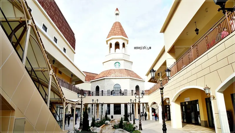 【台中后里】麗寶OUTLET MALL／IG熱門打卡景點，星巴克鐘樓，美到翻了，全區120間商店、1000席美食街、3200個停車位，購物新選擇，折扣全年不間斷