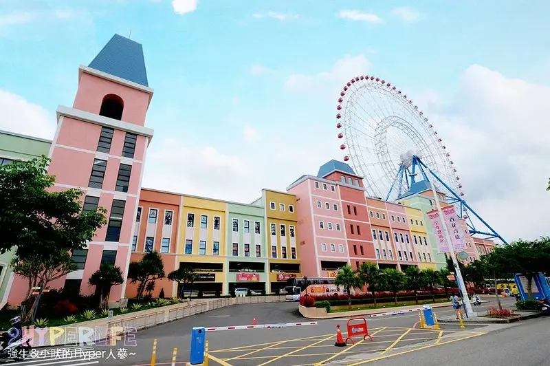 全台最大鋼鐵人造型扭蛋車出沒在麗寶OUTLET啦！夏日運動節開跑香港迪士尼4天來回機+酒最大獎等你來扭，還有超可愛的忠犬麻糬柴犬特展怎能不來逛～ 