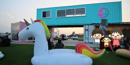 彰化出現超可愛透明馬卡龍貨櫃屋,免費提供超可愛野餐墊+彩虹馬氣墊+甜甜圈氣墊~拍到手機沒電的咖啡屋：Hao-Yu好悠咖啡(彰化高鐵旁)。