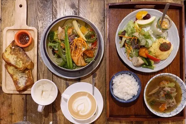 【桃園｜藝文特區美食】mumu小倫敦｜台啤燉牛肉、鮭魚溫沙拉，實力派早午餐 / 桃園寵物友善 / 寵物友善餐廳 / 桃園早午餐推薦