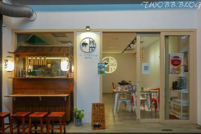 外帶宅配美食｜豚戈屋台拉麵》鮮味十足蠔香拌麵，麵條彈牙有Q勁，大片叉燒肉黃金肥瘦比例，舒肥熟成最軟嫩。