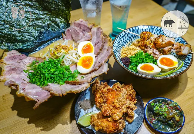 【豚戈屋台拉麵】桃園八德最好逛廣豐新天地購物中心旁，從日式屋台小攤做到店面的拉麵店！『每日限量五碗矢壯拉麵』你吃過了嗎？