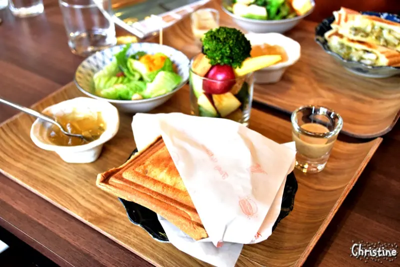 【南投。草屯】 小憩空間，早午餐/下午茶/輕食/鬆餅甜點，熱壓吐司，每日限定手作甜食，文創的雜貨小木屋