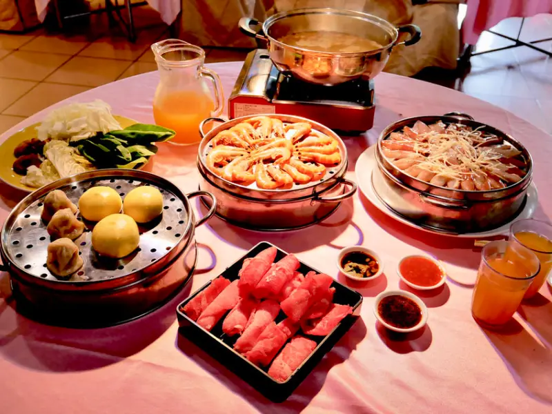 [新北板橋] 港籍師傅坐鎮廣香龍華樓餐廳蒸籠火鍋海底蒸鮮鍋 / 鮮醇濃郁的精華湯底結合肥美甜鮮的嚴選海味 / 板橋港式飲茶