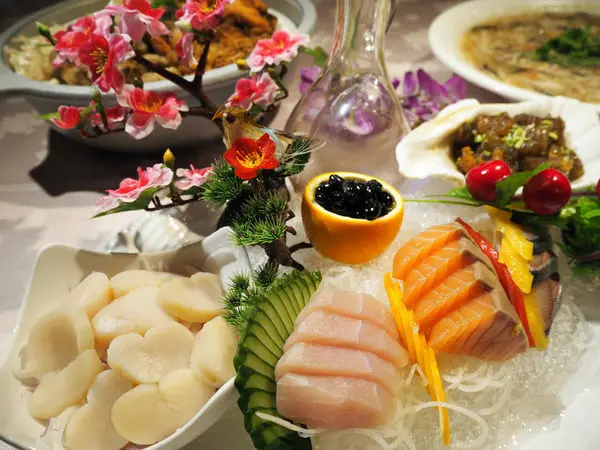 《廣香龍華樓餐廳》滿桌澎派老味道，聚餐就是飽了再high