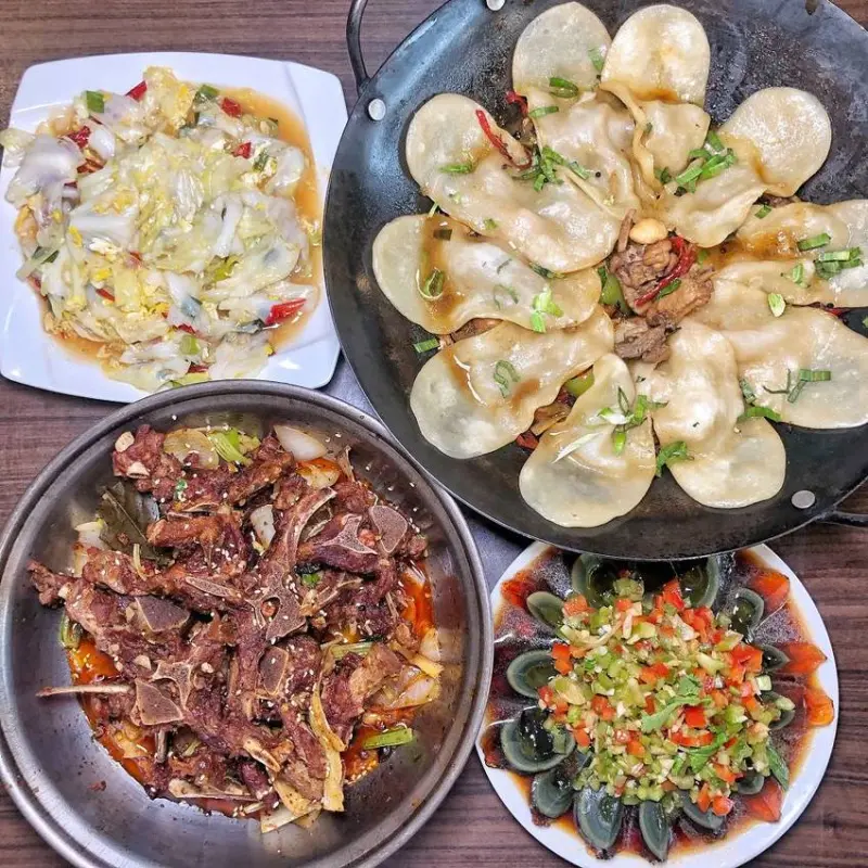 台南東區【大翟門地鍋雞】台南也吃得到道地徐州菜了! 羊蠍子x地鍋雞 香麻入味垂涎欲滴的好滋味 來店打卡還送炒菜 | 小白只饗ㄔ美食