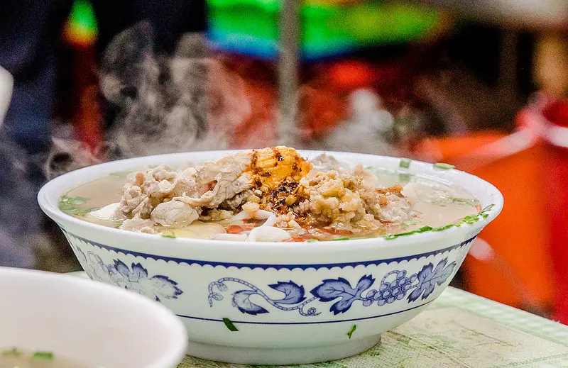 【台南美食】乾濕分離、一麵兩吃，人滿為患的市場美食.麵條王海產麵+修安扁擔豆花