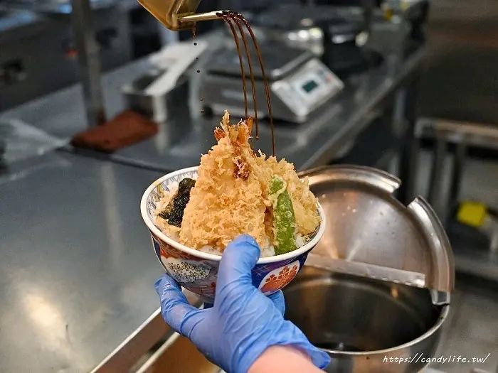 金子半之助│日本人氣天丼專賣店進駐台中，用餐時刻人潮滿滿，超大一碗配料整個滿出來！