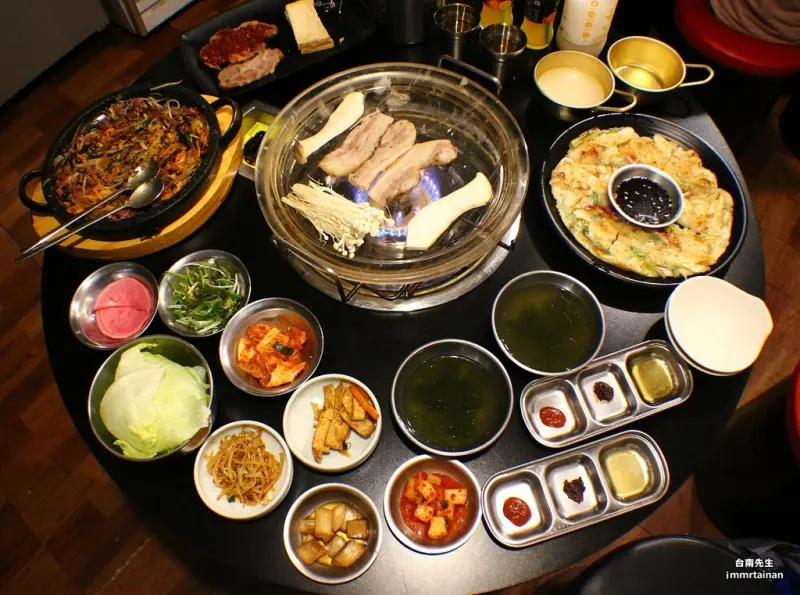 台南韓式料理／韓國人開店傳承道地口味／沒預約吃不到／桌邊服務坐著等吃肉／不收服務費／料多實在CP值高－豬 8 色
