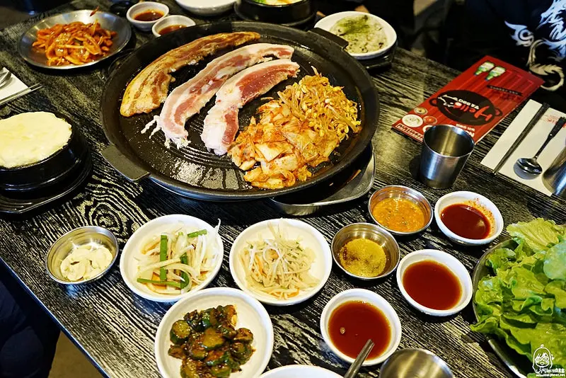 『桃園。美食』Hello 韓肉-韓國烤肉-紅色工業風貨櫃屋韓國烤肉/小菜無限量供應/店員代烤服務/韓皮台骨接地氣的台韓混血料理，老闆專程赴韓考察回台灣研發韓肉辣味醬，三分辣七分鮮帶著烤豬肉的焦香脆嫩，