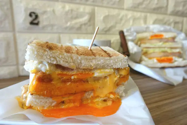 烤司院‧碳烤吐司撞到整片起士瀑布的失控感~台北早午餐的新奇景!!!