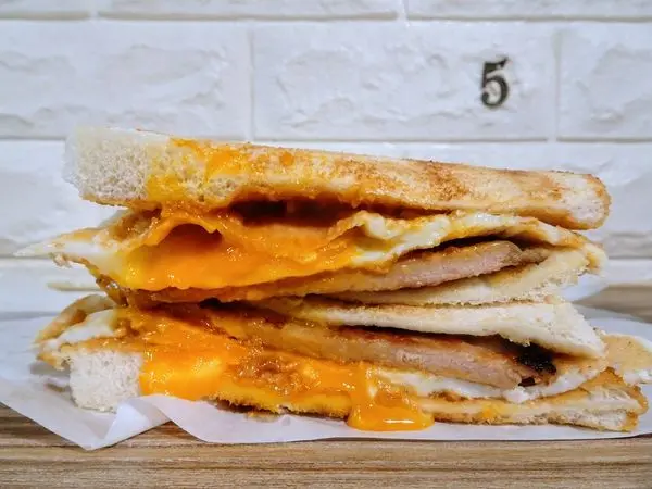 台北中山｜烤司院碳烤土司專賣～除了"失控"還是失控！雞腿排、辣菜脯不膩好滋味（捷運善導寺）～