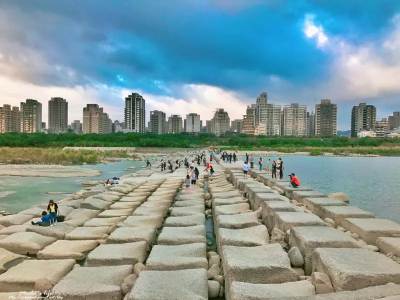 新竹景點一日遊｜照片比現場美的「頭前溪豆腐岩」，可愛豆腐岩好療癒(新竹一日遊、頭前溪豆腐岩怎麼去)ig打卡熱點