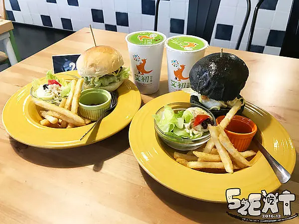 台中南屯美食早午餐》艾初早午餐菜單價位大公開！與CP值超高的竹炭黑皮堡來個約會～台中公益路必吃美食小吃餐廳推薦。