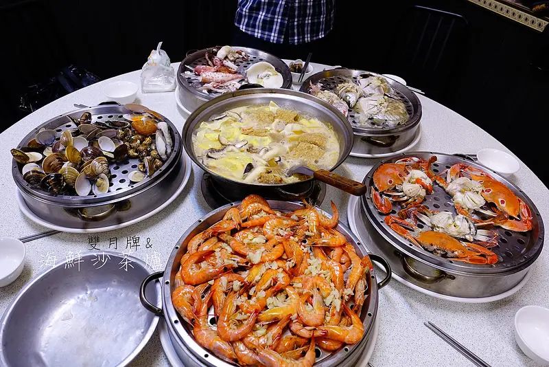 【高雄美食】双月牌沙茶爐(成功店)‧海鮮塔進駐高雄！靠近八五大樓。