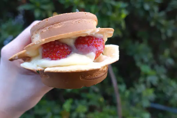 阿囉哈車輪餅‧草莓奶油大舉衝出的爆餡脆皮紅豆餅，士林夜市裡不太銅板價的新秀!!!