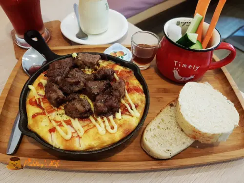 【台中輕食】和毛小孩來個早午餐約會《Two Puppies 寵物友善餐廳》帕尼尼/鐵鍋烘蛋